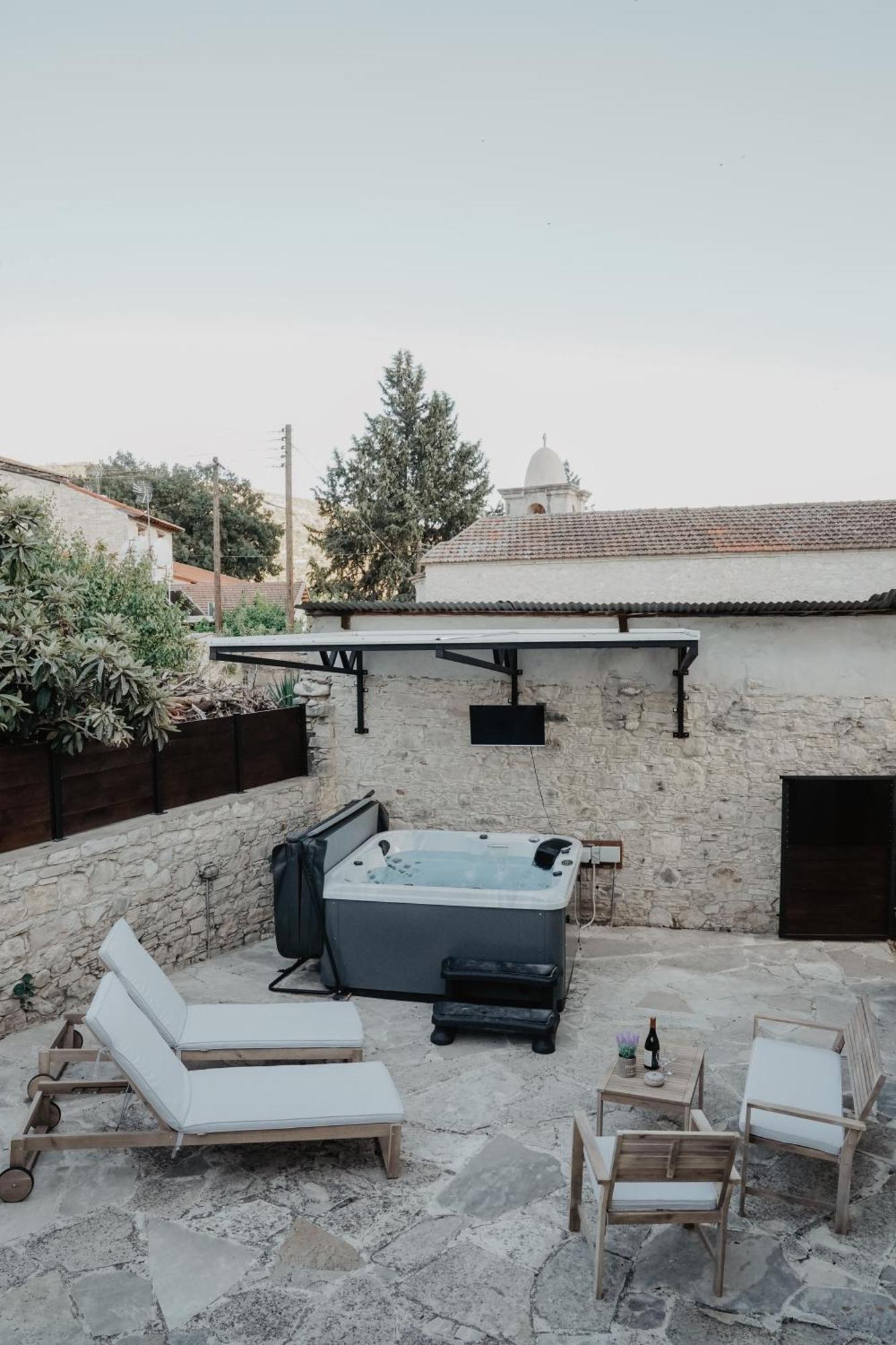 The Stonehouse Suites With Private Bath Spas Limasol Dış mekan fotoğraf