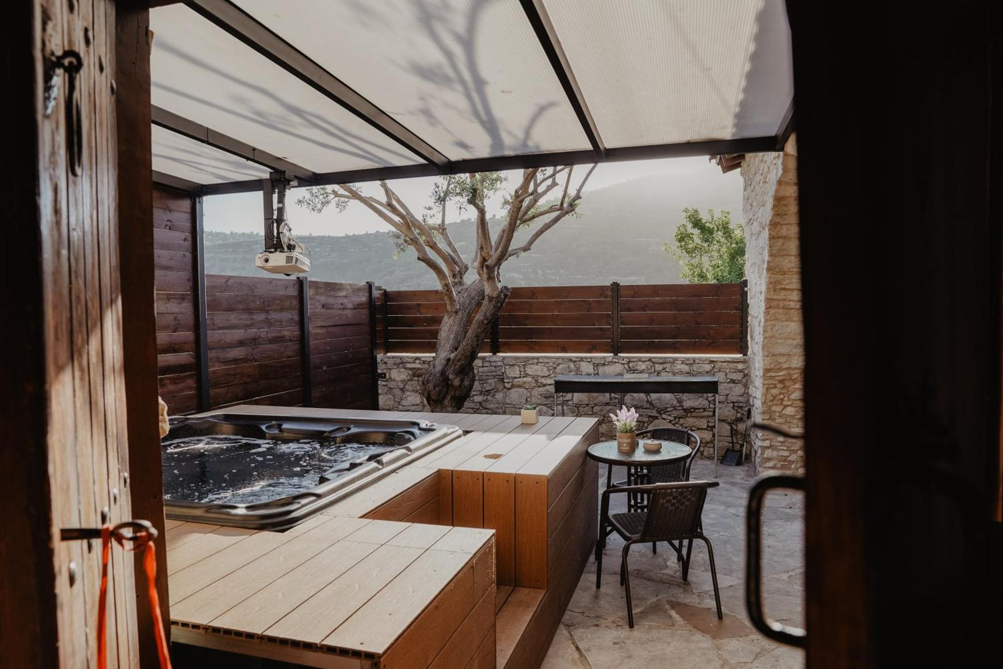 The Stonehouse Suites With Private Bath Spas Limasol Dış mekan fotoğraf